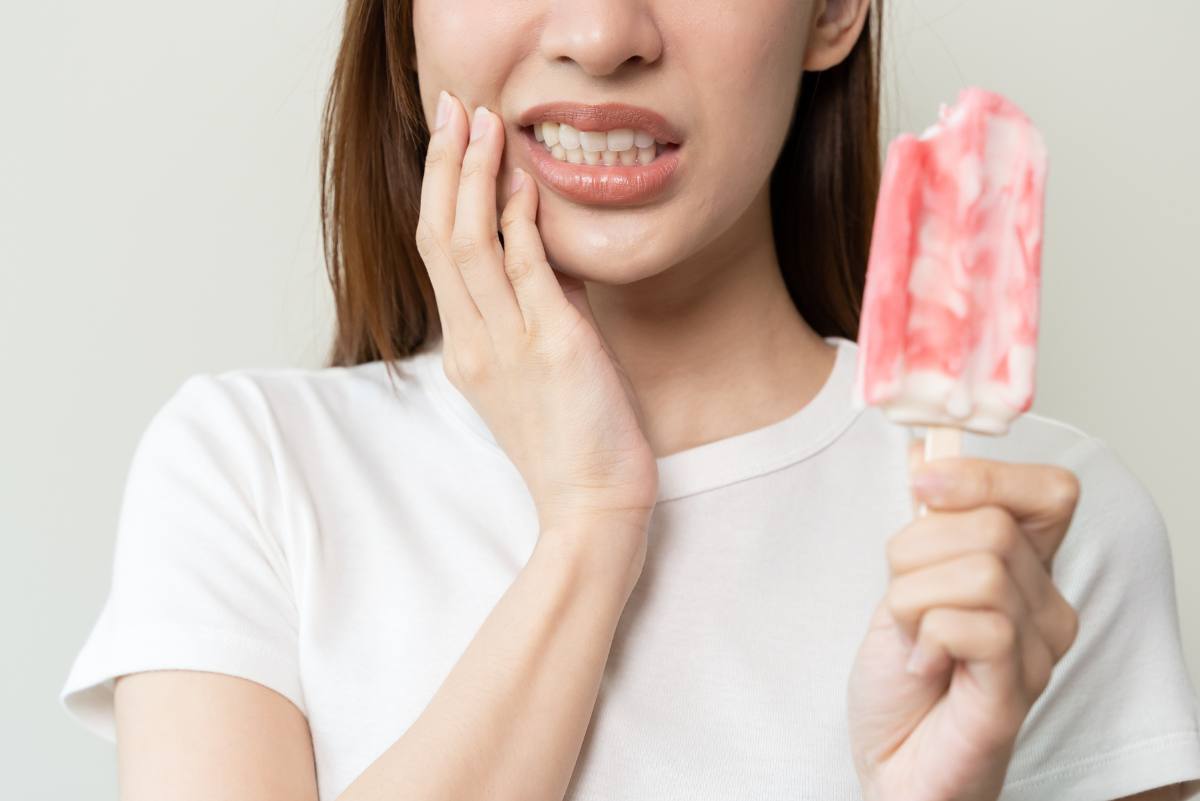  Schmerzempfindliche Zähne machen sich vor allem beim Verzehr von heißen oder kalten Speisen bemerkbar.
