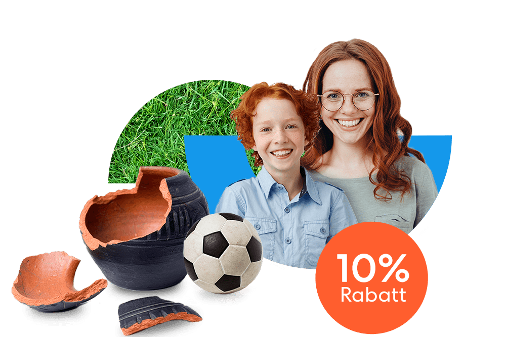 Mutter mit Sohn neben einem Fußball und einer zerbrochenen schwarzen Vase und einem orangen 10 % Rabatt Störer