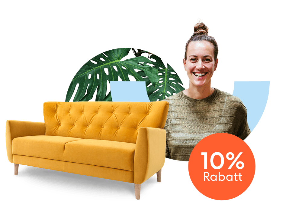 Junge lachende Frau neben einem gelben Sofa und einem orangen 10 % Prozent Rabatt Störer