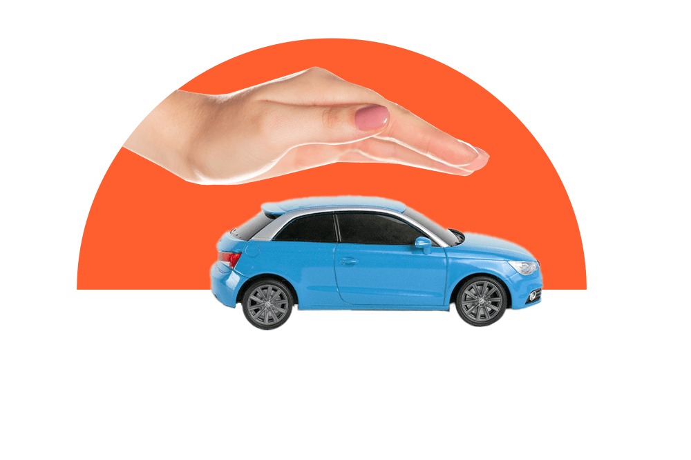 Eine schützende Hand über einem blauen Modellauto