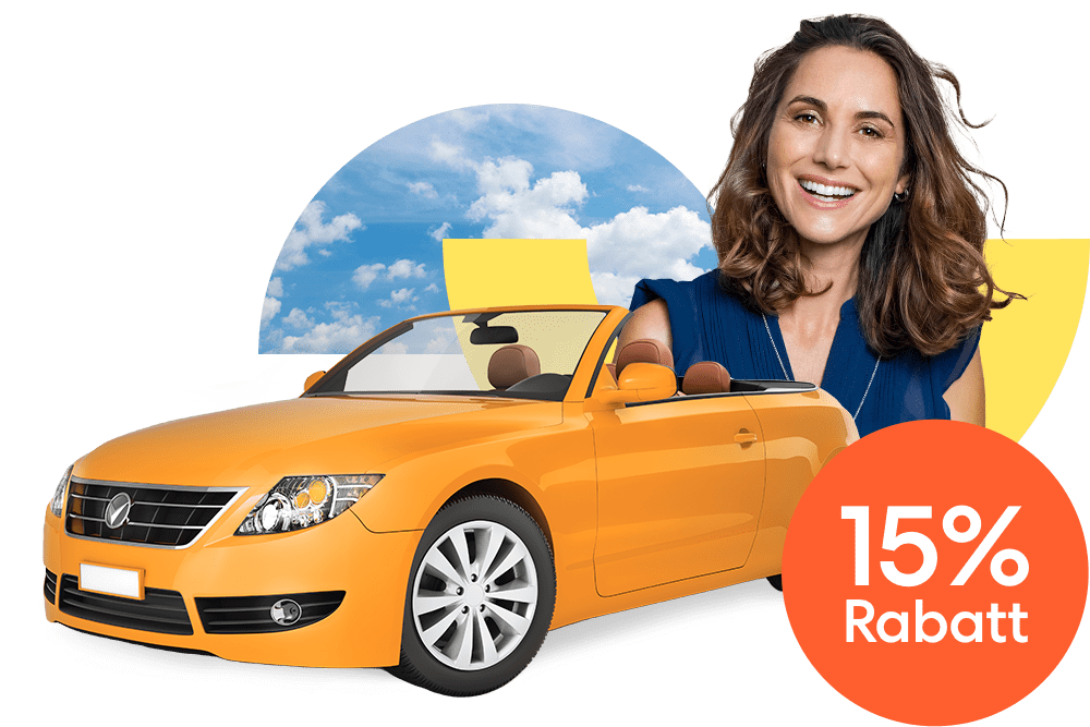 Lächelnde junge Frau neben einem orangen Cabrio und einem orangen 15 % Prozent Rabatt Störer