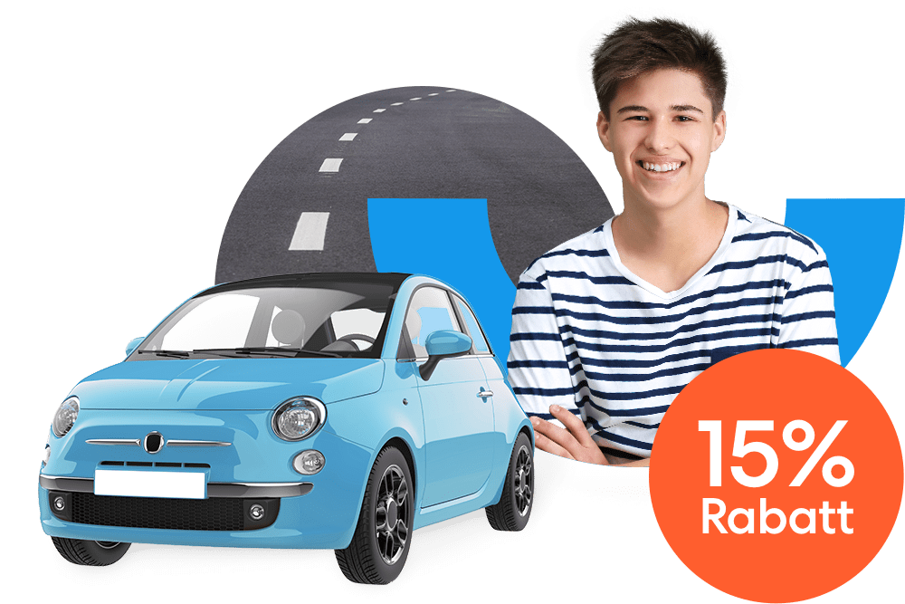 Lächelnder junger Mann neben einem hellblauen Kleinwagen und einem orangen 15 % Prozent Rabatt Störer