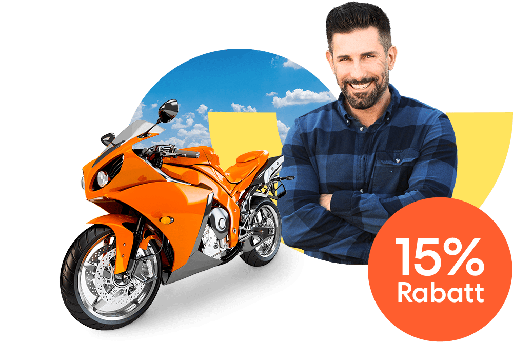 Lächelnder Mann neben einem orangen Motorrad und einem orangen 15 % Rabatt Störer