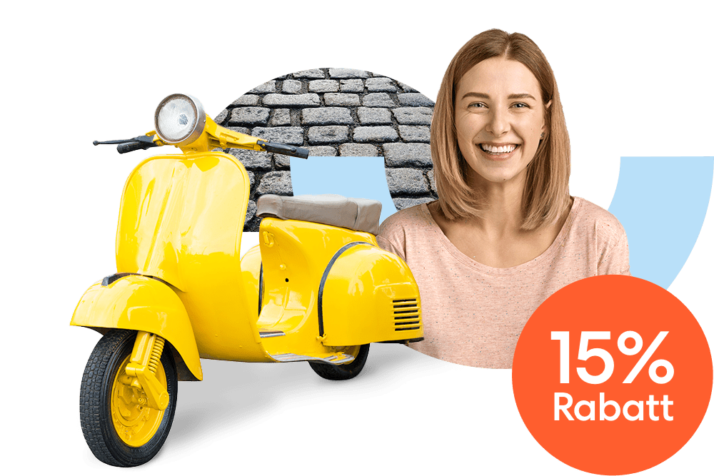 Lächelnde junge Frau neben einem gelben Motorroller und einem orangen 15 % Rabatt Störer