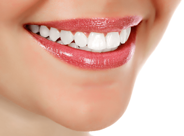 Gesunde Zähne, rosiges Zahnfleisch und ein strahlendes Lächeln dank ästhetischer Zahnheilkunde.