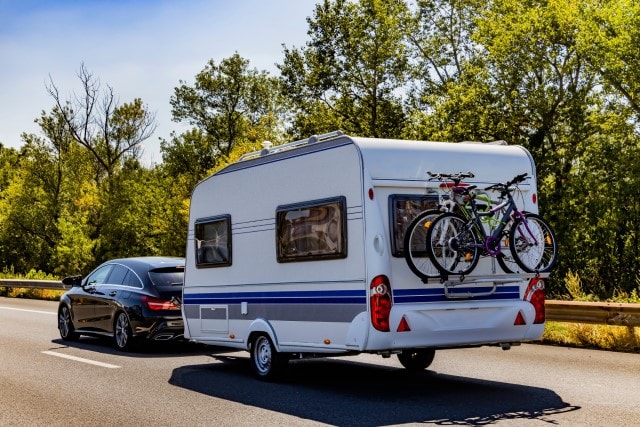 Fahren mit Anhänger: Auto mit Wohnwagen