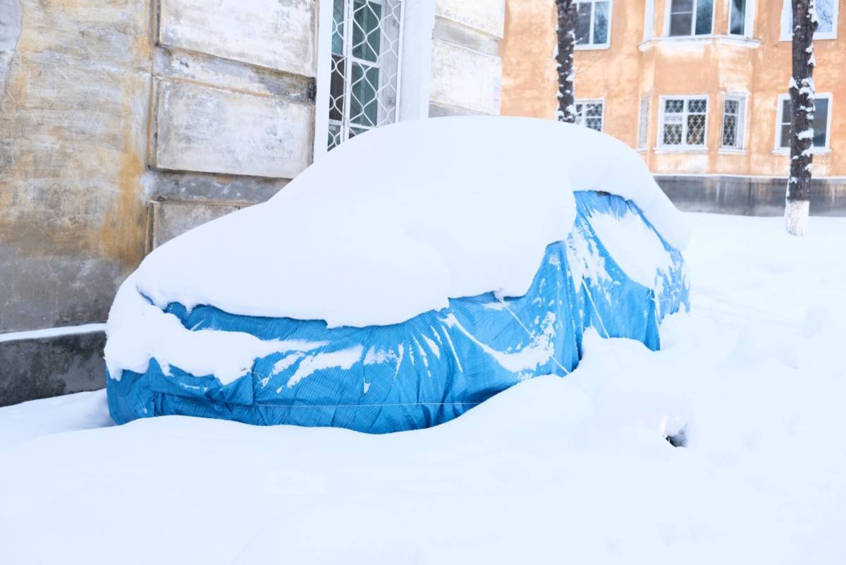 Parken im Winter: Pkw-Schutz und Planen gegen den Schnee