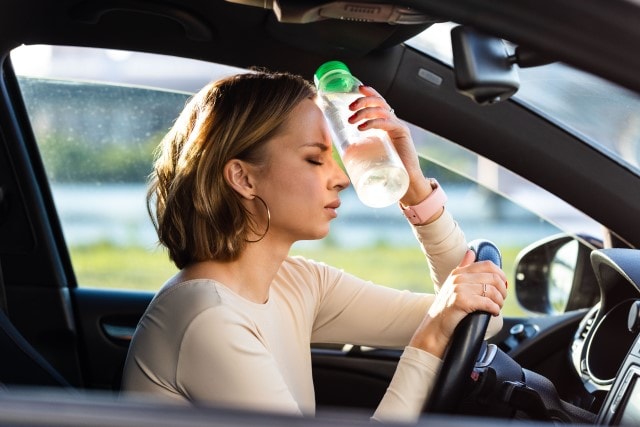 Tipps gegen Hitze im Auto: Lüften Sie das Fahrzeug gut durch, bevor Sie die Klimaanlage anmachen.