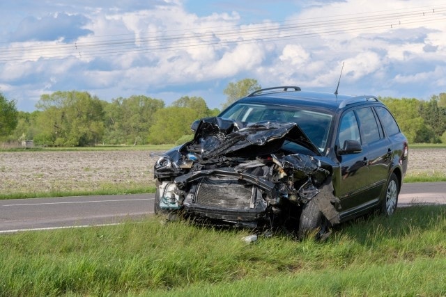 Die Black Box im Auto ist leuchtend orange.