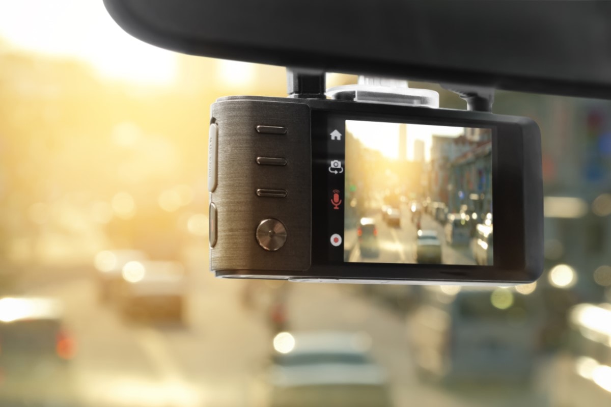 Auto-Dashcam am Rückspiegel