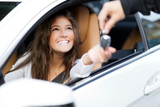 Erstes Auto kaufen: Mit einem gebrauchten Kleinwagen sparen Fahranfänger.