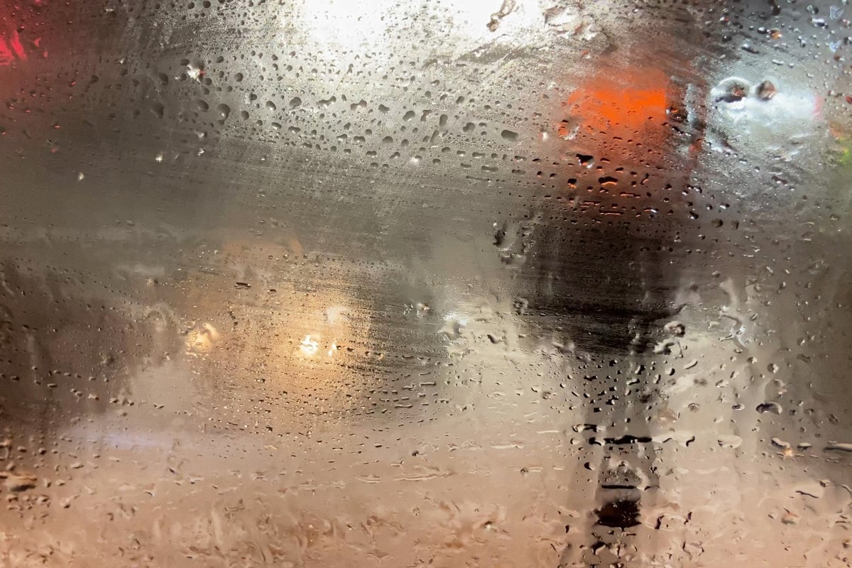 Ein Auto, Das Deutlich Wird, Wie Ein Windschutzscheibe Regen Durch