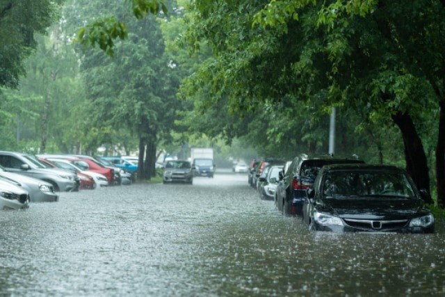 Ein Auto steckt nach Überschwemmung im Schlamm fest.