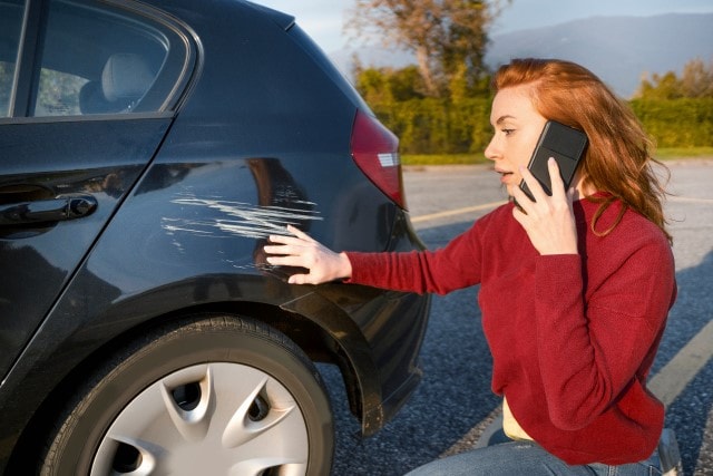 Delle im Auto selbst entfernen - Mit diesen Tricks schaffen Sie das!