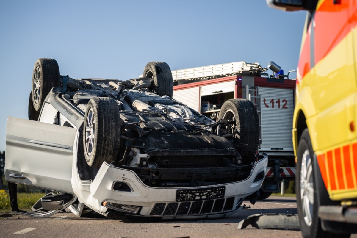 Die Rettungskarte im Auto gehört hinter die Sonnenblende über dem Fahrersitz.