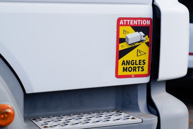 Toter Winkel am Auto: Viele Unfälle passieren deswegen an Kreuzungen und beim Spurwechsel.