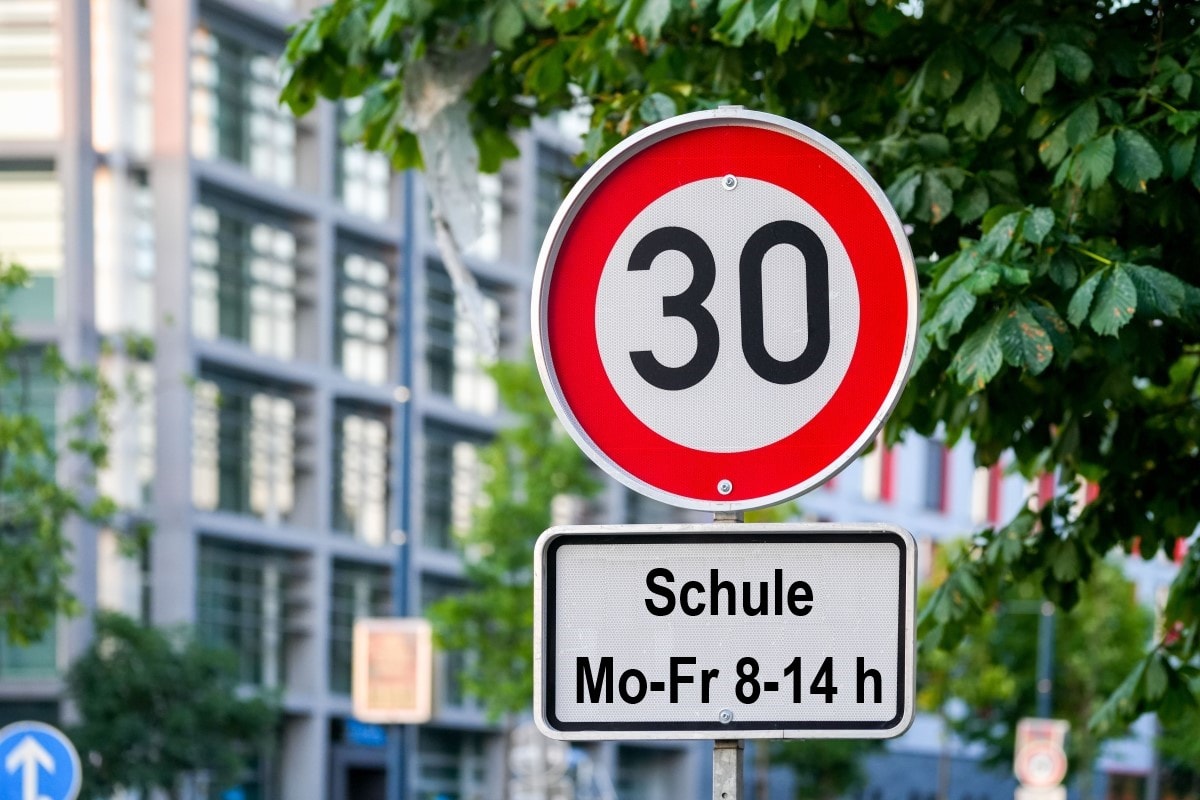 Zusatzzeichen von Verkehrszeichen und ihre Bedeutung sorgen für mehr Sicherheit im Straßenverkehr.