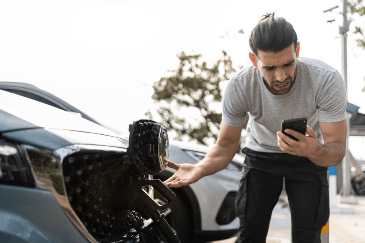 Ein liegen gebliebenes E-Auto