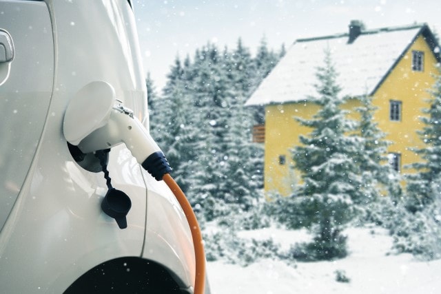 Schneebedeckt: ein Elektroauto im Winter