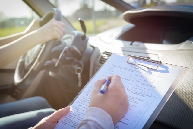 in Autofahrer bei der Probefahrt.