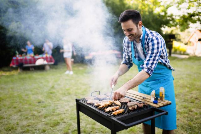 Eine private Unfallversicherung deckt wichtige Folgeschäden bei einem Grillunfall.