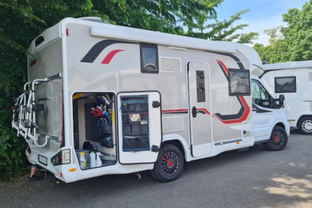 Wohnmobil richtig beladen: Schwere Gegenstände packen Sie nach unten, leichte nach oben.