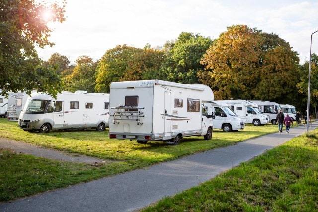 Reisemobil am Stellplatz – eine Urlaubsszene.