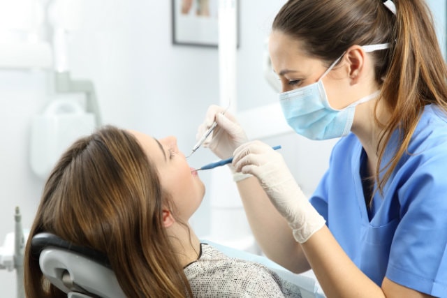 Alles über professionelle Zahnreinigung und PZR Kosten beim Zahnarzt in unserem Ratgeber.