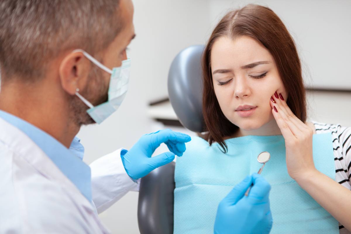 Karies vorbeugen – mit einer regelmäßige Zahnprophylaxe bei Ihrem Dentisten