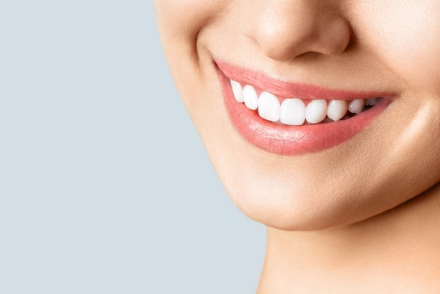 Ihnen wurde ein Zahn gezogen? Brücke oder Implantat kommen als Zahnersatz für Sie infrage.