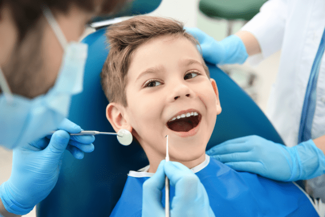 Eine Fissurenversiegelung ist bei Kindern Teil der Zahnprophylaxe und beugt Karies vor.