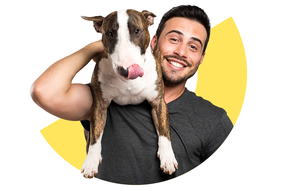 Mann trägt glücklich seinen Hund.