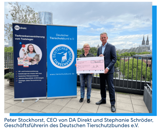 Peter Stockhorst, CEO von DA Direkt übergibt einen Spendenscheck an Stephanie Schröder, Geschäftsführerin des Deutschen Tierschutzbundes e.V.