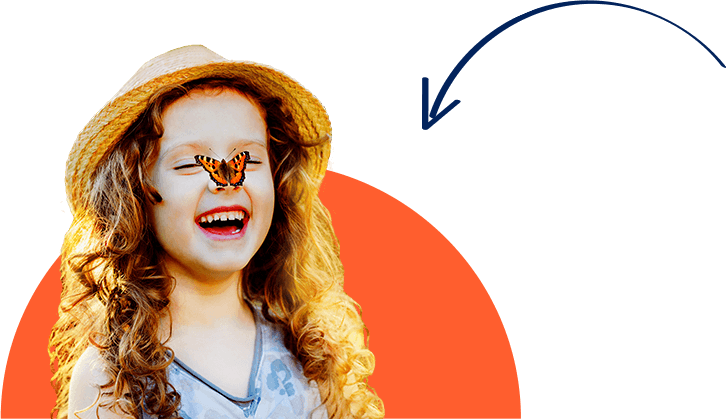 Glückliches Kind mit Schmetterling - Zahnzusatzversicherung