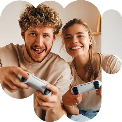 Zwei Freunde die gemeinsam Nintendo Switch spielen