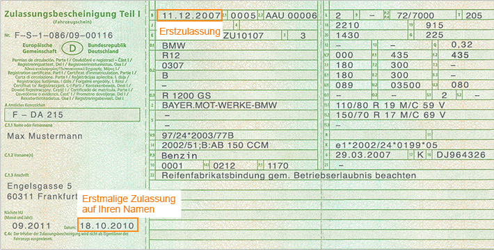 Foto von einem Fahrzeugschein mit der hervorgehobenen Erstzulassung und erstmalige Zulassung