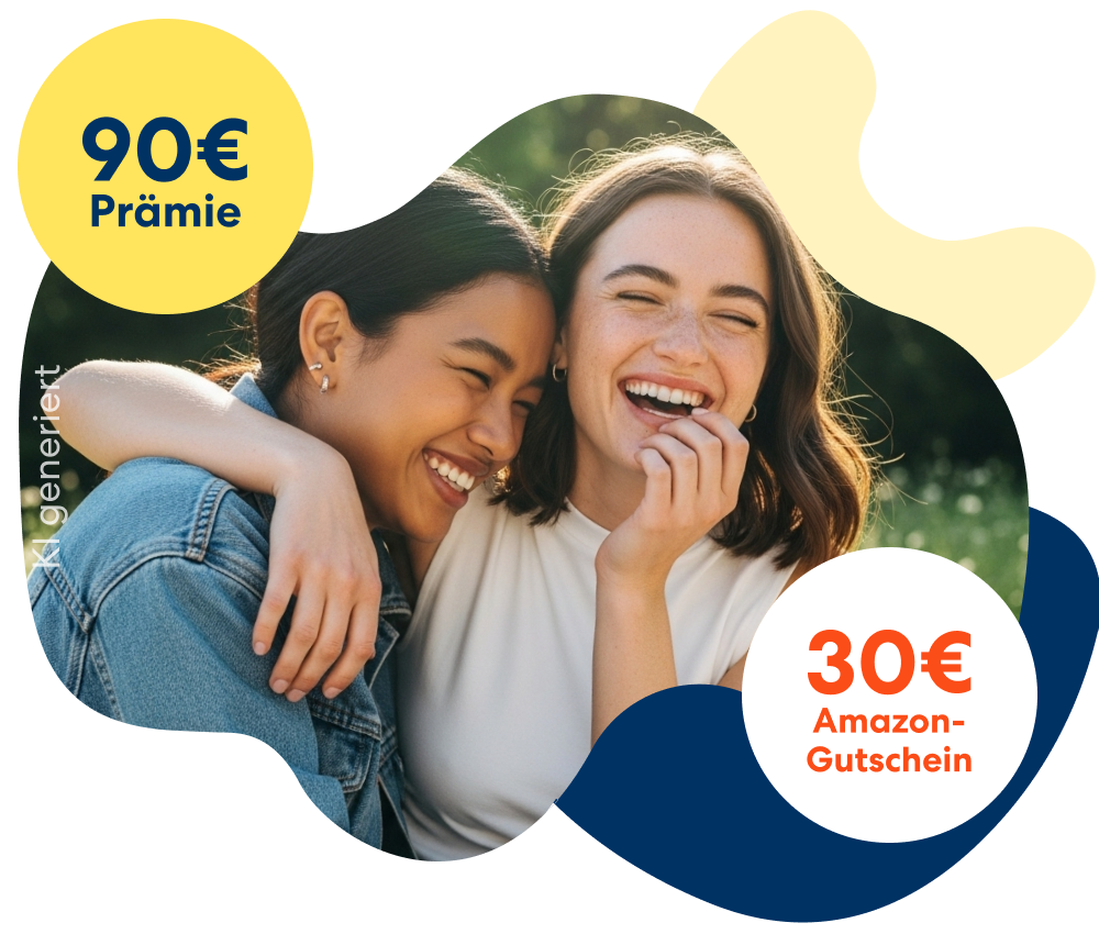 Zwei lächelnde Freundinnen, neben einem gelben 30 € Amazon-Gutschein Störer und einem orangen 90 € Prämie Störer