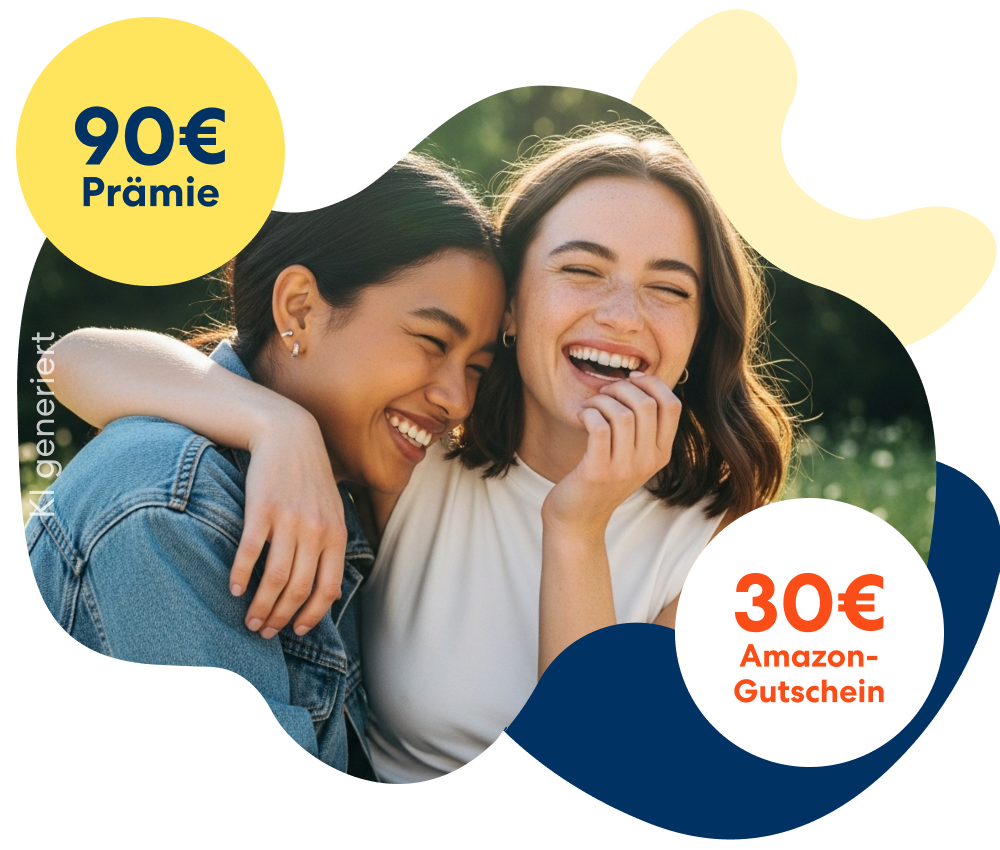 Zwei lächelnde Freundinnen, neben einem gelben 30 € Amazon-Gutschein Störer und einem orangen 90 € Prämie Störer