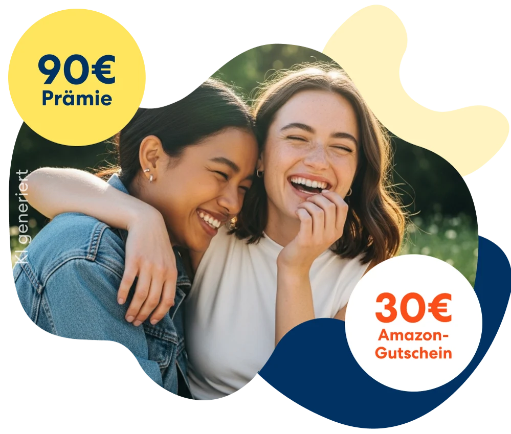 Zwei lächelnde Freundinnen, neben einem gelben 30 € Amazon-Gutschein Störer und einem orangen 90 € Prämie Störer