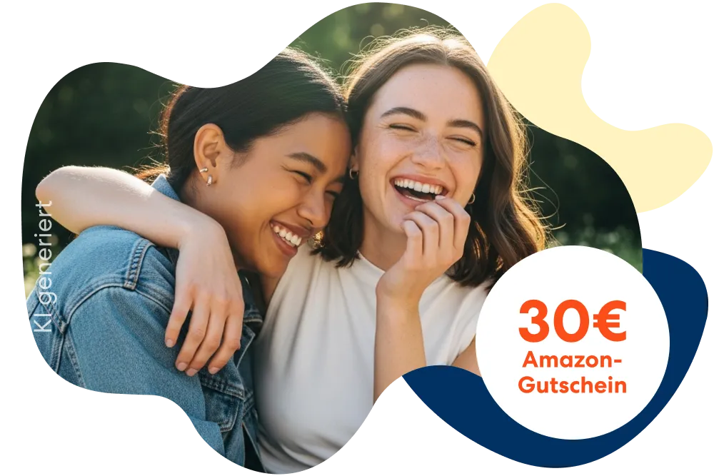 Zwei lächelnde Freundinnen neben einem gelben 30 € Amazon-Gutschein Störer