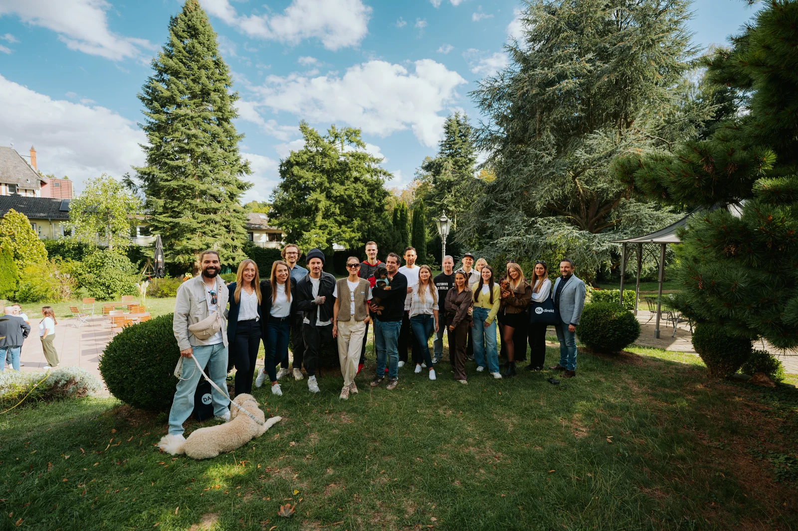 Gruppenbild von Mitarbeitern, Influencern, Hunden
