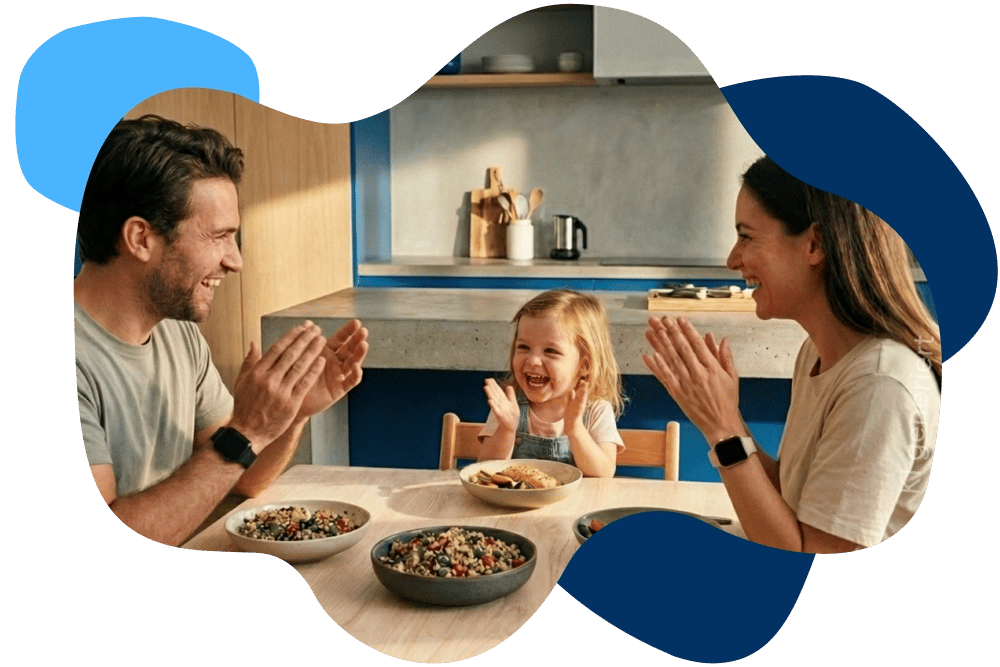 Junge Familie sitzt am Esstisch und hat Spaß