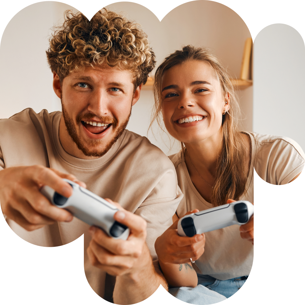 Lächelndes Paar im Herzformat, Seite an Seite mit weißen Game-Controllern.