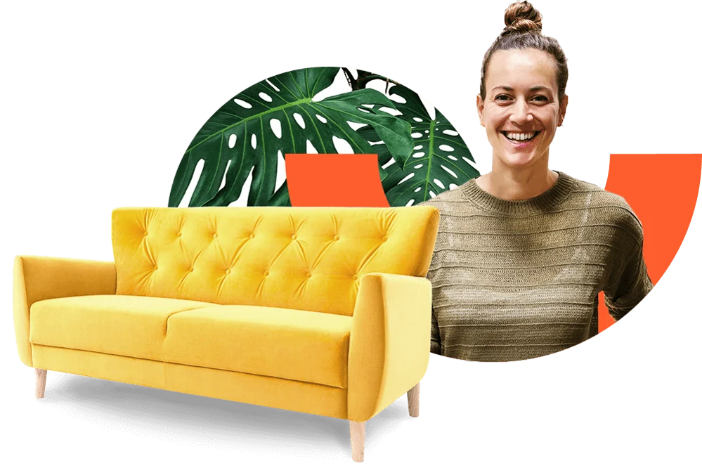 Junge lachende Frau neben einem gelben Sofa