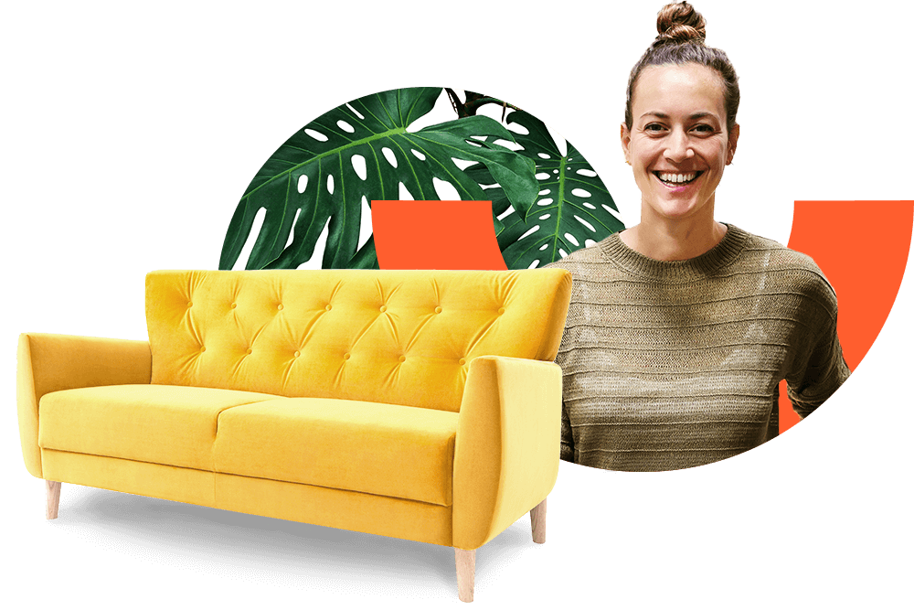 Junge lachende Frau neben einem gelben Sofa