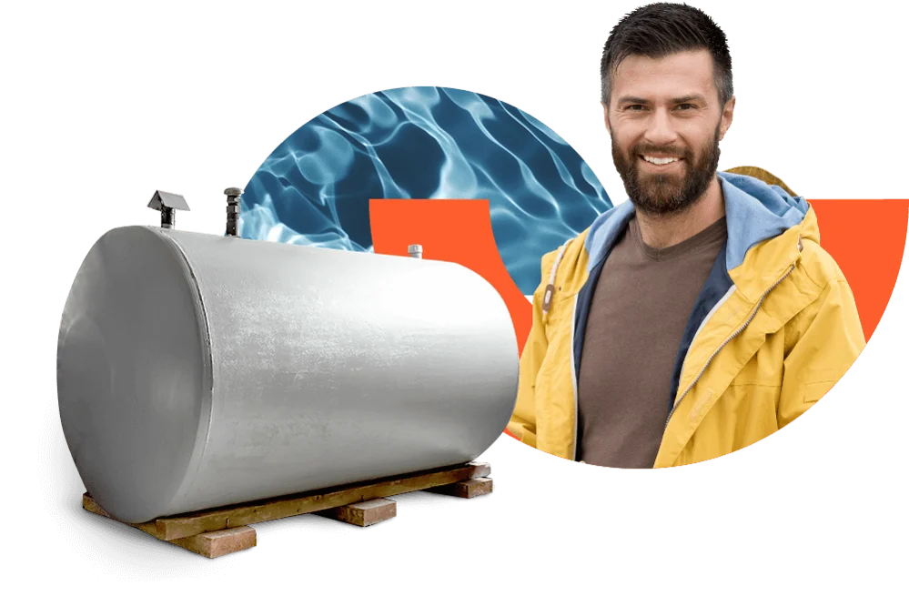 Ein lächelnder Mann in gelber Regenjacke neben einem Wassertank