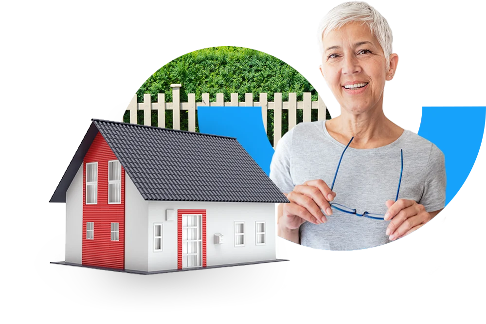 Lächelnde Frau neben einem Gartenzaun und einem Einfamilienhaus