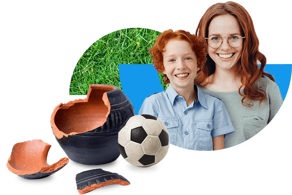 Mutter mit Sohn neben einem Fußball und einer zerbrochenen schwarzen Vase