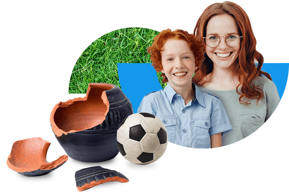Mutter mit Sohn neben einem Fußball und einer zerbrochenen schwarzen Vase