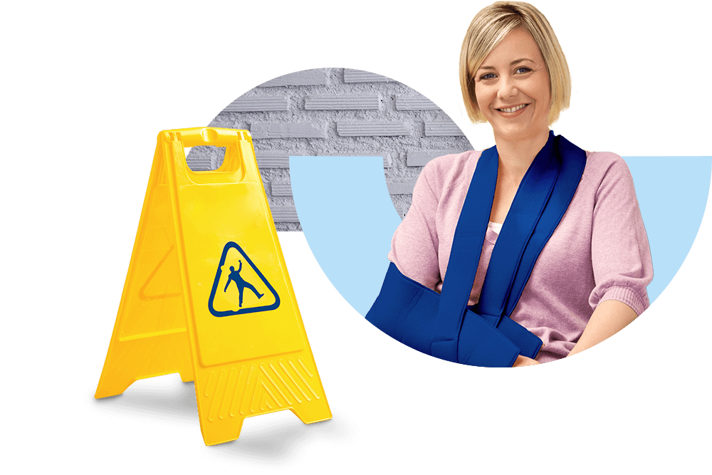 Lächelnde Dame mit einem gebrochenen Arm und einer Armschlinge neben einem "Vorsicht glatt" Warnschild